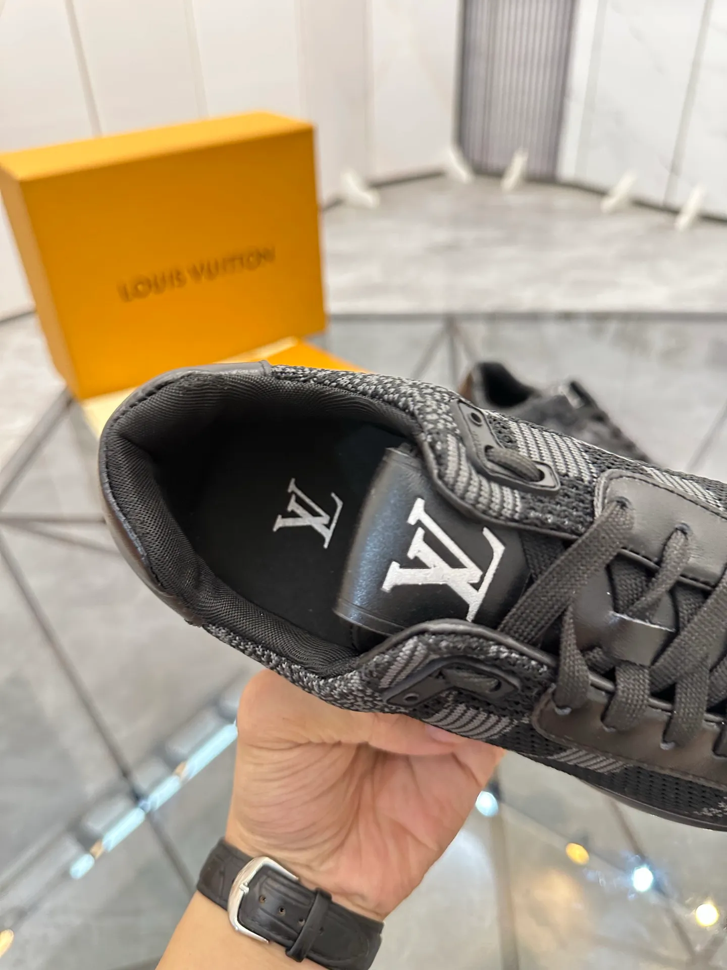Men's shoes for sale💰: 💰P560¥ High-end quality Product trademark: LV* "Louis Vuitton*" low-top sneakers Regular size: 38-44 (can be customized to 45.46.) Product materials: imported breathable fly knit upper, breathable lining, original raw rubber translucent combination outsole. Number: 2068
